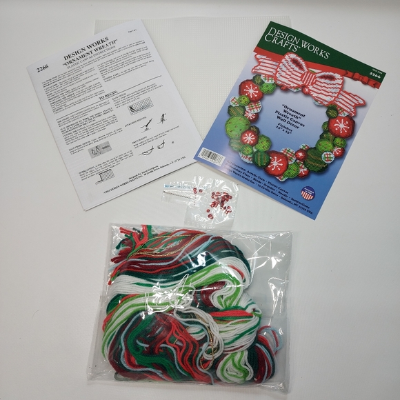 Design Works Ornament Wreath Wall Hanging Plastic Canvas Christmas Kit - Picture 2 of 8